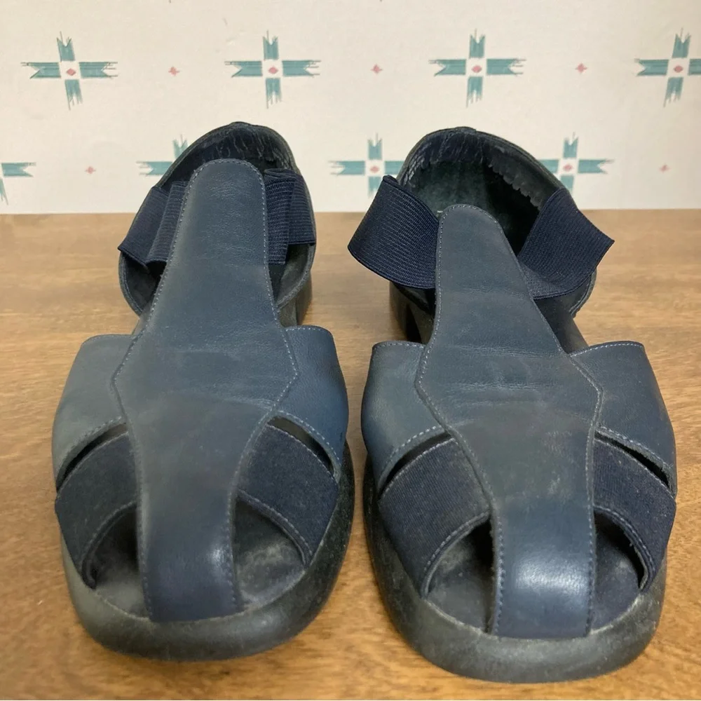 5/$15 Used Studio Collection Navy Blue Leather Sandals 7.5
